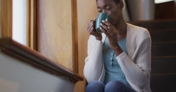 Bedachtzame Afro Amerikaanse Aantrekkelijke Vrouw Die Trap Zit Koffie Drinkt — Stockvideo