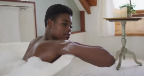 Profil Einer Attraktiven Afrikanisch Amerikanischen Frau Die Sich Schaumbad Badezimmer — Stockvideo