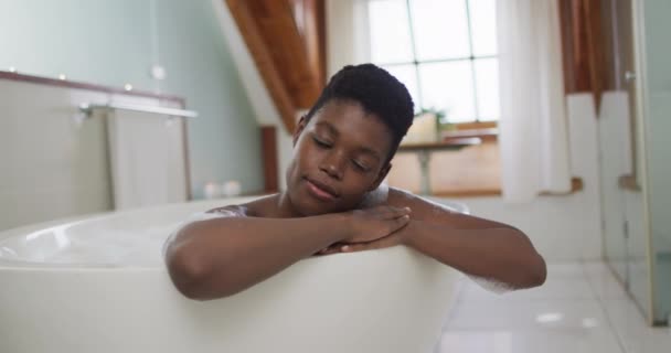 Retrato Mulher Atrativa Afro Americana Relaxando Banho Espuma Sorrindo Banheiro — Vídeo de Stock