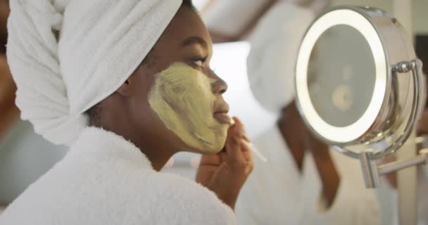 Profil Femme Attrayante Afro Américaine Appliquant Masque Facial Dans Salle — Video