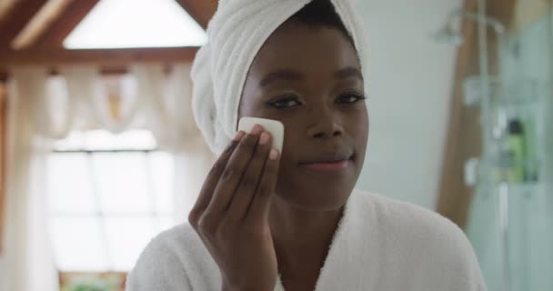 Retrato Mulher Atrativa Afro Americana Removendo Maquiagem Banheiro Beleza Mimos — Vídeo de Stock