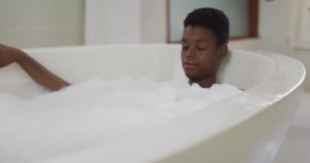 Händer Afrikansk Amerikansk Attraktiv Kvinna Avkopplande Skumbad Badrummet Skönhet Skämma — Stockvideo