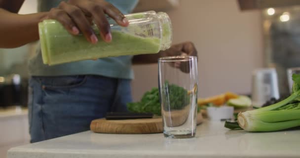 Afro Amerikan Çekici Kadının Elleri Mutfakta Yapımı Smoothie Cama Döküyor — Stok video