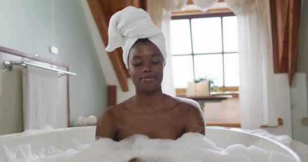 Счастливая Африканская Американка Привлекательная Женщина Отдыхает Пенной Ванне Ванной Комнате — стоковое видео