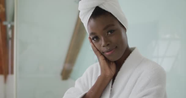 Portret Uśmiechniętej Afrykańskiej Atrakcyjnej Kobiety Szlafroku Turban Łazience Piękno Rozpieszczanie — Wideo stockowe
