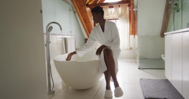 Mujer Atractiva Afroamericana Bata Blanca Sentada Bañera Preparando Baño Belleza — Vídeos de Stock