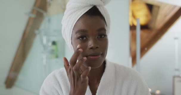 Retrato Mujer Atractiva Afroamericana Cuidando Cara Mirando Cámara Baño Belleza — Vídeo de stock