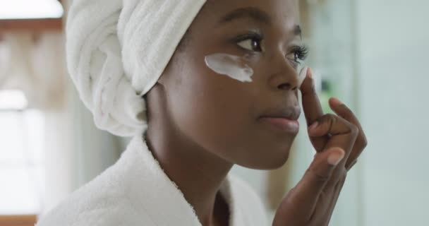 Porträtt Afrikansk Amerikansk Attraktiv Kvinna Tillämpa Ansiktskräm Badrummet Skönhet Skämma — Stockvideo