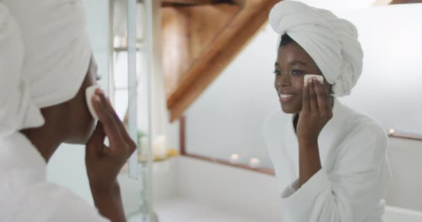 Portrét Atraktivní Africké Ženy Odstraňující Make Koupelně Krása Hýčkání Domácí — Stock video
