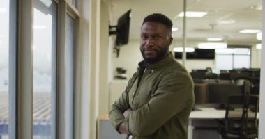 Afro-Amerikan yaratıcı iş adamının portresi kameraya bakıyor ve gülümsüyor. iş ve işyeri.