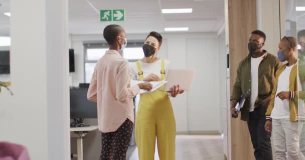 Groupe Diversifié Collègues Affaires Masculins Féminins Portant Des Masques Faciaux — Video