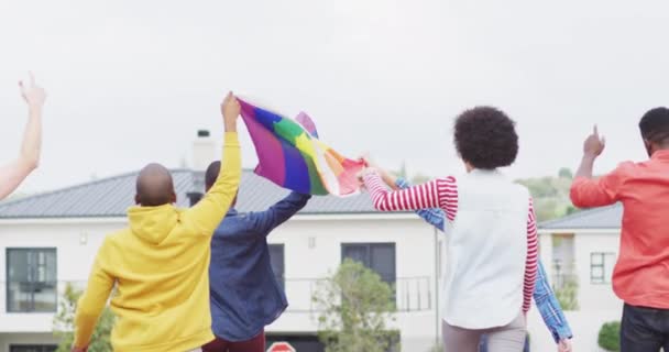 一群身披彩虹旗的男女抗议者的倒影 支持Lgbt和两性平等 — 图库视频影像