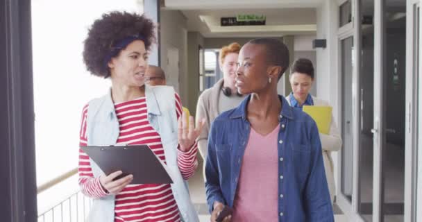 Groupe Diversifié Collègues Affaires Masculins Féminins Marchant Dans Couloir Parlant — Video