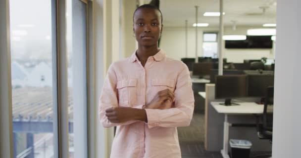 Portræt Afrikansk Amerikansk Kreativ Forretningskvinde Med Krydsede Hænder Kigger Kameraet – Stock-video