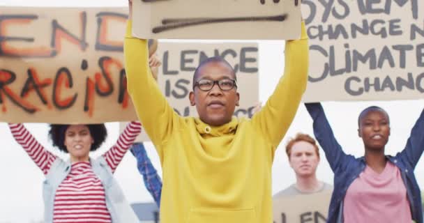 Különböző Tüntetők Kartondobozos Zászlókkal Sikoltozással Emberi Jogok Támogatása Rasszizmus Elleni — Stock videók