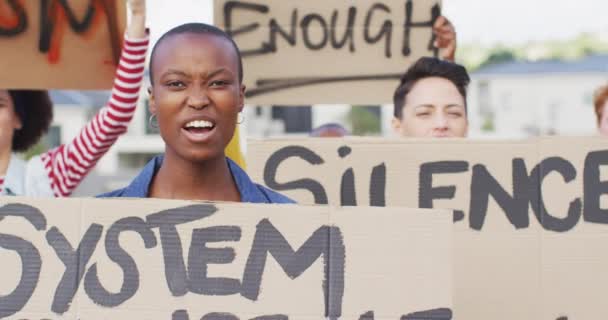 Diverse Groep Demonstranten Met Kartonnen Spandoeken Geschreeuw Ondersteuning Van Mensenrechten — Stockvideo