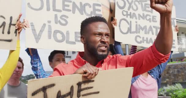 Muhtelif Protestocular Ellerinde Karton Pankartlar Çığlıklar Tutuyorlar Nsan Haklarını Desteklemek — Stok video