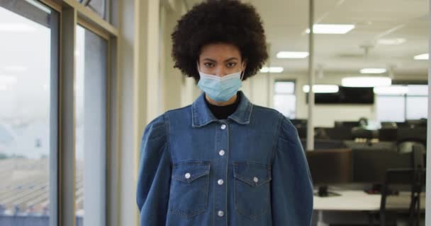 Retrato Una Mujer Negocios Creativa Afroamericana Con Máscara Facial Mirando — Vídeos de Stock