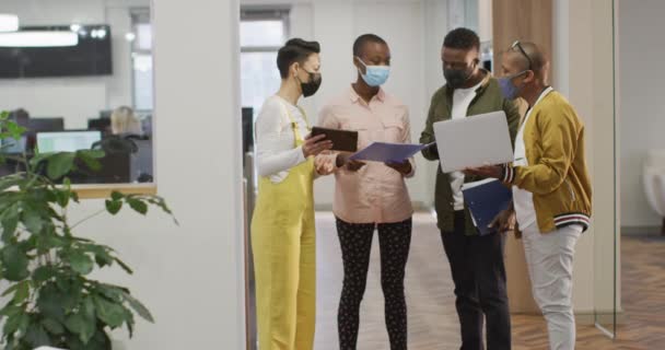 Diverse Gruppe Männlicher Und Weiblicher Kollegen Die Gesichtsmasken Tragen Und — Stockvideo