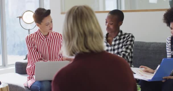 Diverso Grupo Colegas Negocios Masculinos Femeninos Que Trabajan Cargo Negocios — Vídeo de stock