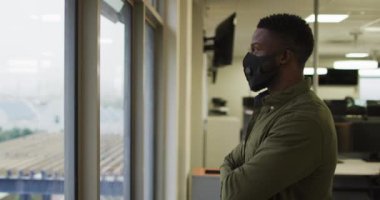 Yüz maskesi takan Afrikalı Amerikalı yaratıcı iş adamının portresi. covid 19 salgını sırasında iş ve işyeri.