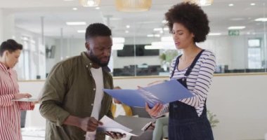 İki erkek ve kadın Afro-Amerikan meslektaşı ofiste iş konuşuyorlar. iş, takım çalışması ve işyeri.