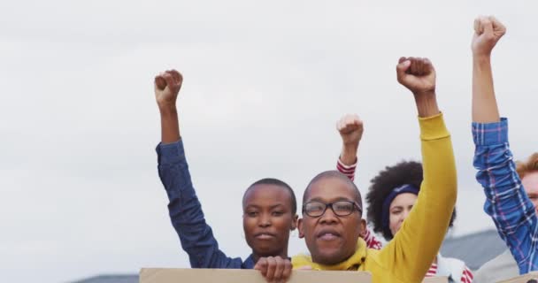 Różnorodna Grupa Protestujących Podniesionymi Rękami Wspieranie Praw Człowieka Walka Rasizmem — Wideo stockowe