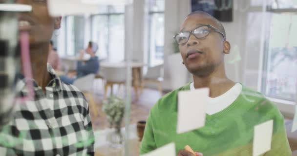 Diversos Colegas Masculinos Femininos Estão Bordo Fazendo Brainstorm Notas Cargo — Vídeo de Stock