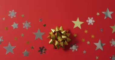 Yıldızlı Noel süslemeleri ve kırmızı arka planda kar desenleri. Noel, gelenek ve kutlama konsepti.