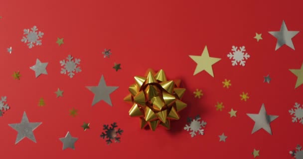 赤い背景に星や雪のパターンを持つクリスマスの装飾 クリスマス お祝いのコンセプト — ストック動画