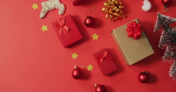 Kerstversiering Met Cadeautjes Kopieerruimte Rode Achtergrond Kerstmis Traditie Viering Concept — Stockvideo