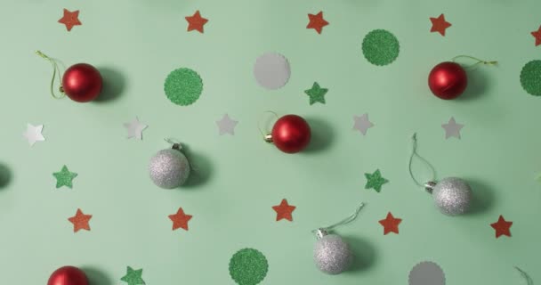 Decoraciones Navideñas Con Adornos Plateados Rojos Sobre Fondo Verde Navidad — Vídeos de Stock