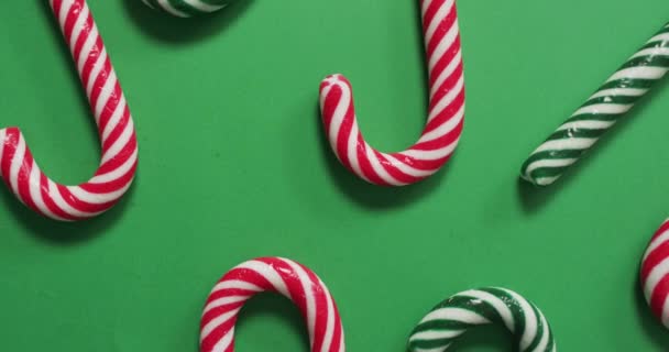 Bastones Caramelo Rayados Rojos Verdes Sobre Fondo Verde Navidad Tradición — Vídeos de Stock