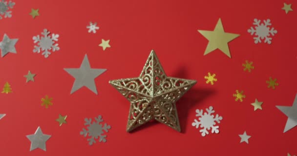 Decoraciones Navideñas Con Estrellas Patrones Nieve Sobre Fondo Rojo Navidad — Vídeos de Stock