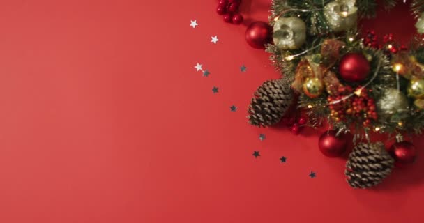 Decorações Natal Com Bugigangas Espaço Cópia Fundo Vermelho Natal Tradição — Vídeo de Stock