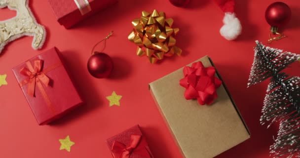 Decorações Natal Com Presentes Espaço Cópia Fundo Vermelho Natal Tradição — Vídeo de Stock