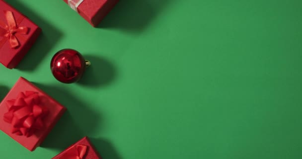 Рождественские Подарки Безделушки Копировальным Пространством Зеленом Фоне Рождество Традиции Концепция — стоковое видео