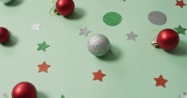 Karácsonyi Dekorációk Ezüst Piros Csecsebecsével Zöld Háttérrel Karácsony Hagyomány Ünnep — Stock videók
