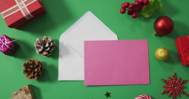 Χριστουγεννιάτικα Στολίδια Φακέλους Και Αντίγραφο Χώρο Στο Πράσινο Φόντο Χριστούγεννα — Αρχείο Βίντεο