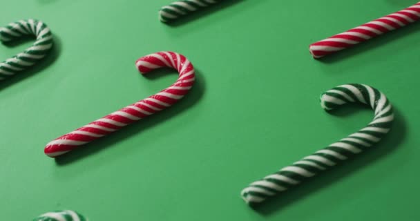 Rood Groen Gestreepte Snoepstokken Groene Achtergrond Kerstmis Traditie Viering Concept — Stockvideo