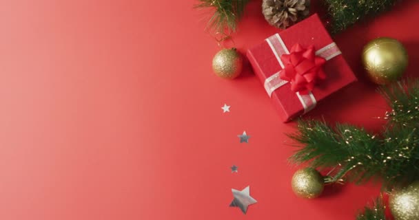 Decoraciones Navideñas Con Regalos Espacio Para Copiar Sobre Fondo Rojo — Vídeos de Stock