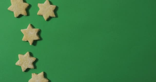 Galletas Navidad Forma Estrella Espacio Copia Sobre Fondo Verde Navidad — Vídeos de Stock