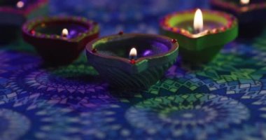 Dekoratif kil kaplarda mumlar yakar, masa üstünde söner, ön plana odaklanır. diwali festivali, kutlama, gelenek ve tören konsepti.