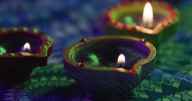Dekoratif kil kaplarda mumlar yakmak masa üstünde, ön planda odaklanmak, arka planda bokeh. diwali festivali, kutlama, gelenek ve tören konsepti.