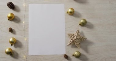 Beyaz kartlı Noel süsleri ve tahta arka planda fotokopi alanı. Noel, gelenek ve kutlama konsepti.