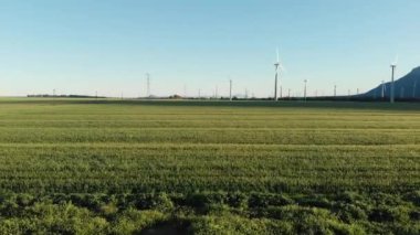 Bulutsuz gökyüzü olan kırsal alandaki rüzgar türbinlerinin genel görüntüsü. çevre, sürdürülebilirlik, ekoloji, yenilenebilir enerji, küresel ısınma ve iklim değişikliği farkındalığı.