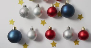 Takılar ve beyaz arka planda fotokopi alanı olan noel süslemeleri videosu. Noel, gelenek ve kutlama konsepti.