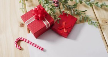 Beyaz kartlı Noel süsleri ve tahta arka planda fotokopi alanı. Noel, gelenek ve kutlama konsepti.