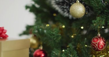 Beyaz arka planda takılarla süslenmiş Noel ağacı videosu. Noel, gelenek ve kutlama konsepti.