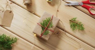 Ahşap arka planda hediye ve makaslı noel süslerinin videosu. Noel, gelenek ve kutlama konsepti.